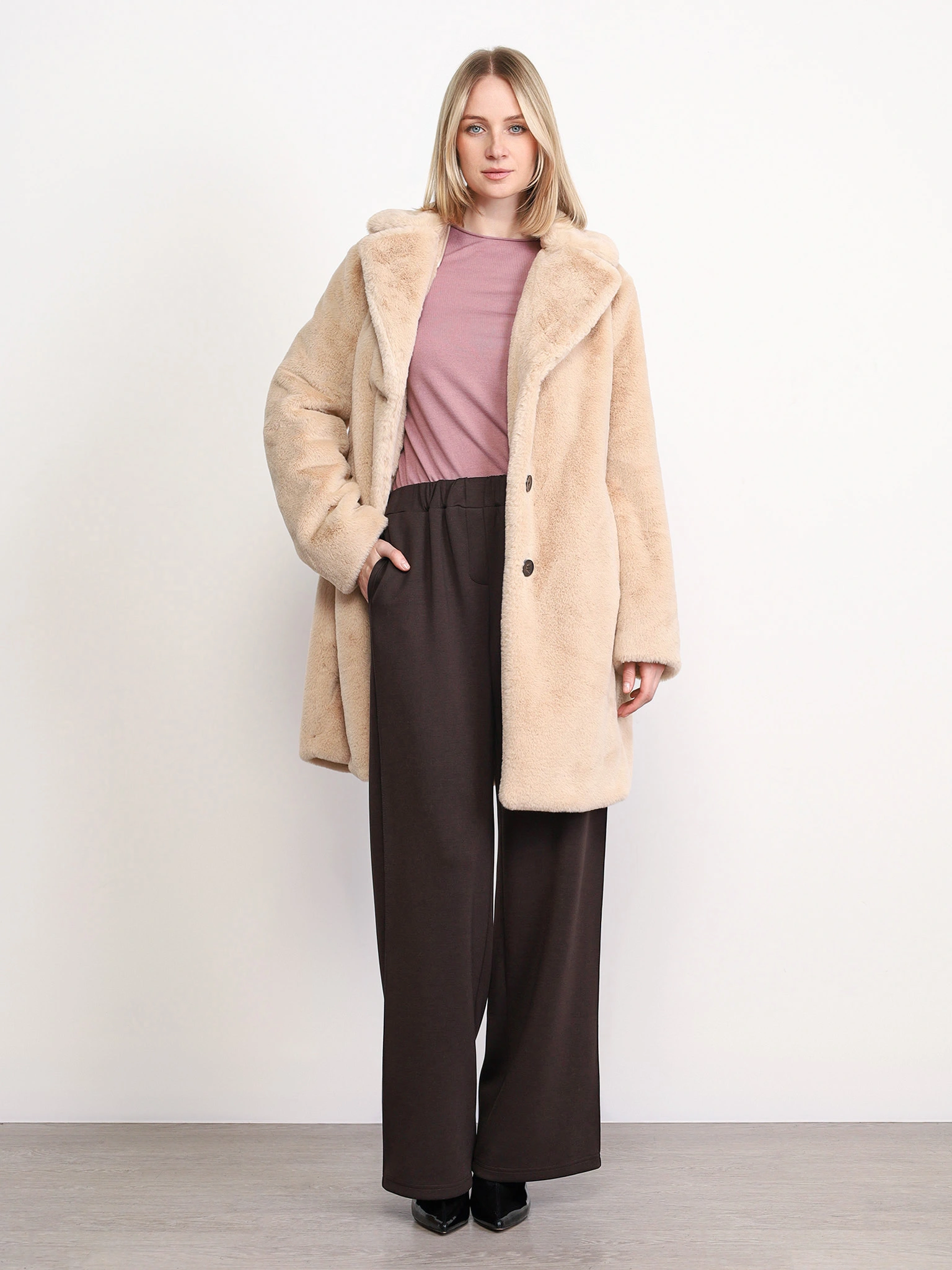 Полупальто бежевого цвета с отложным воротником